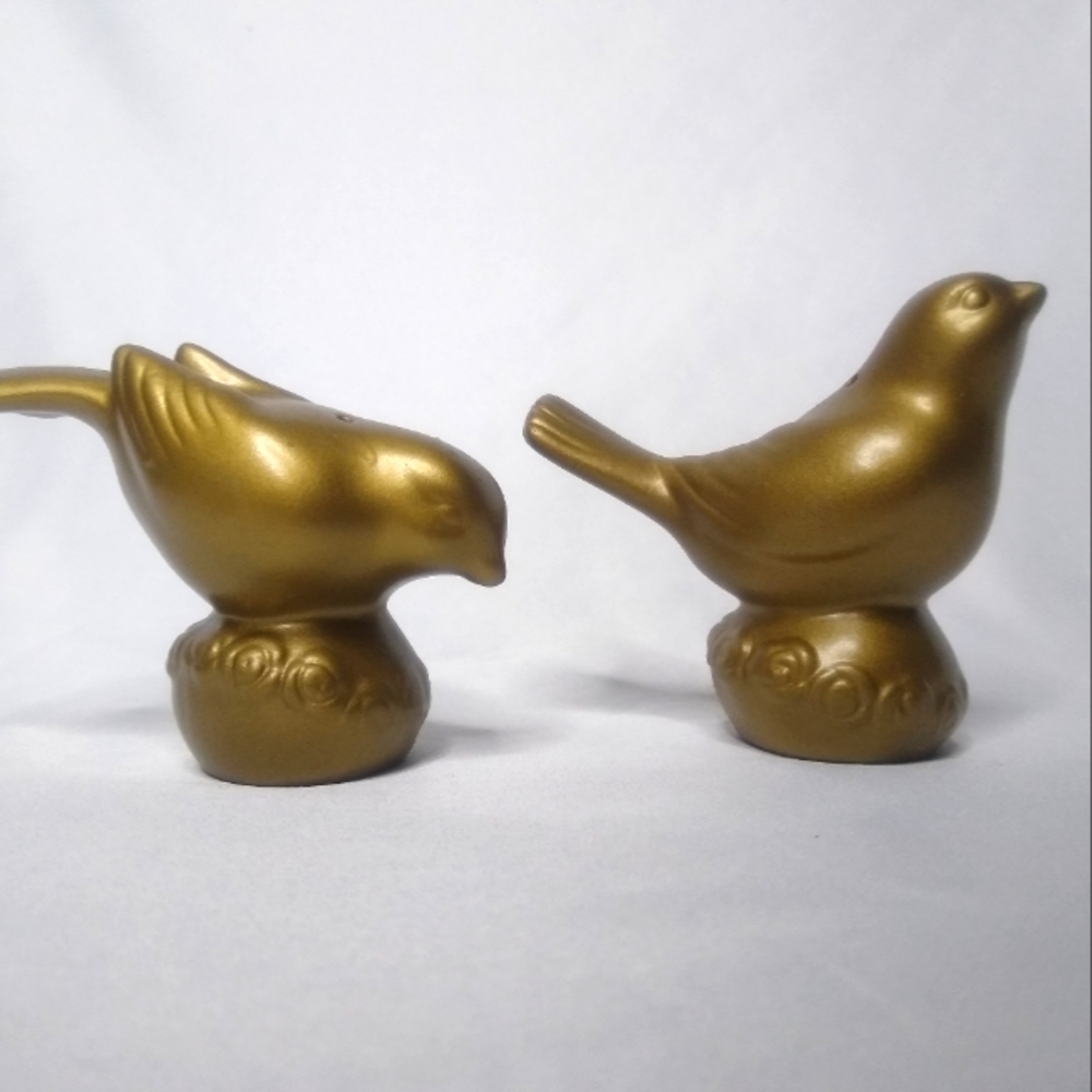 Set of bird salt shakers